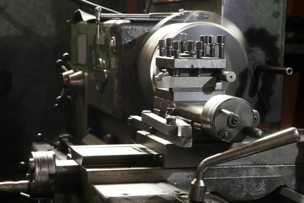 Toczenie CNC metali i tworzyw – usługi w JaworzeArtykuł SEO dla www.bedmetcnc.pl